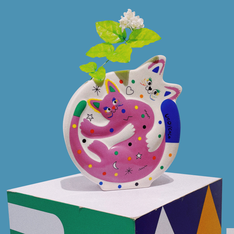 Ceramic vase sculpting two cats in an intimate embrace, in vivid color