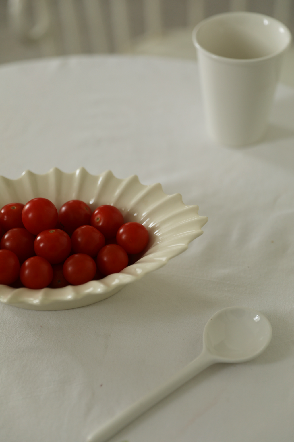 Chrysanthemum Ruffle Cream Salad Plate
