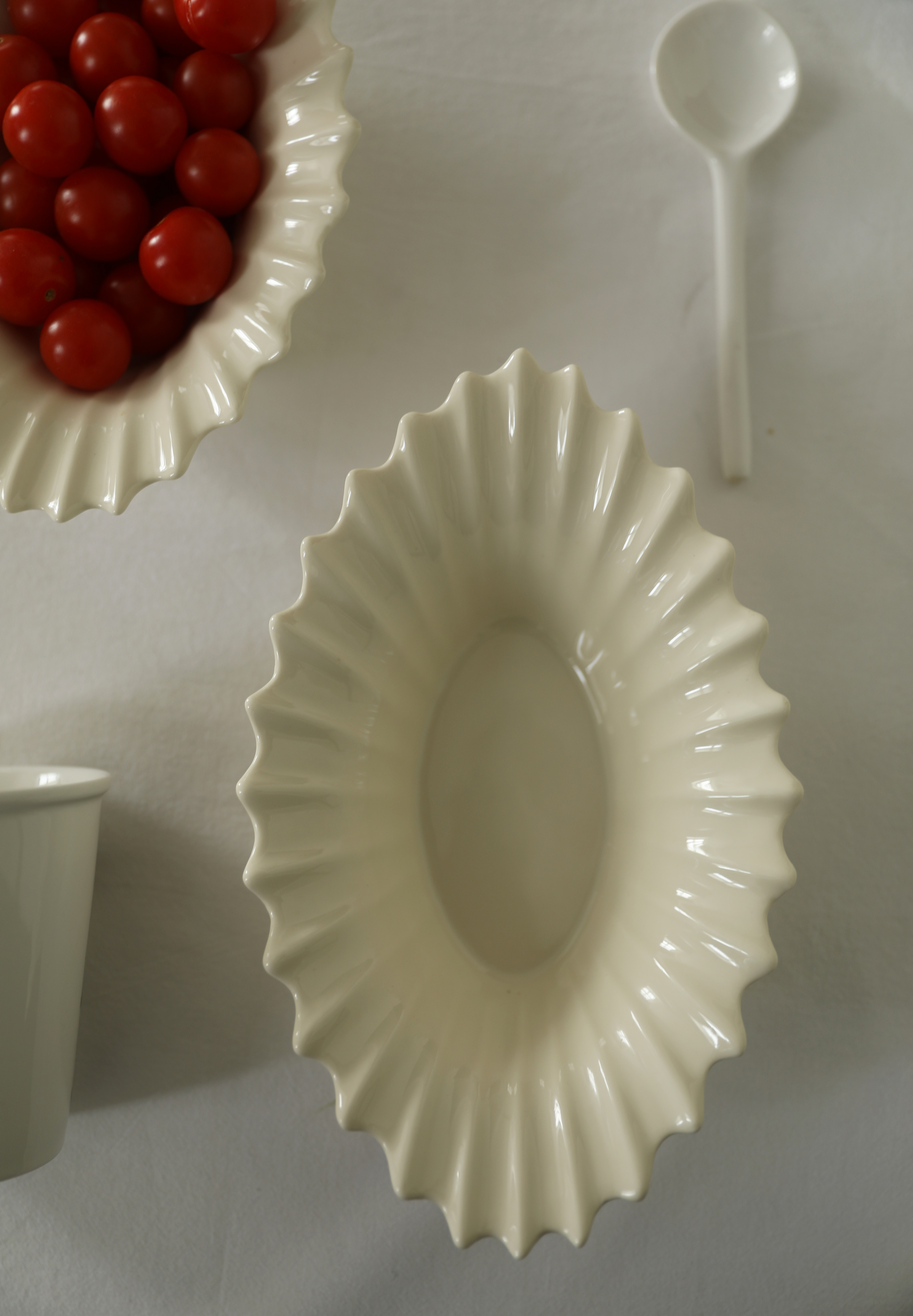 Chrysanthemum Ruffle Cream Salad Plate