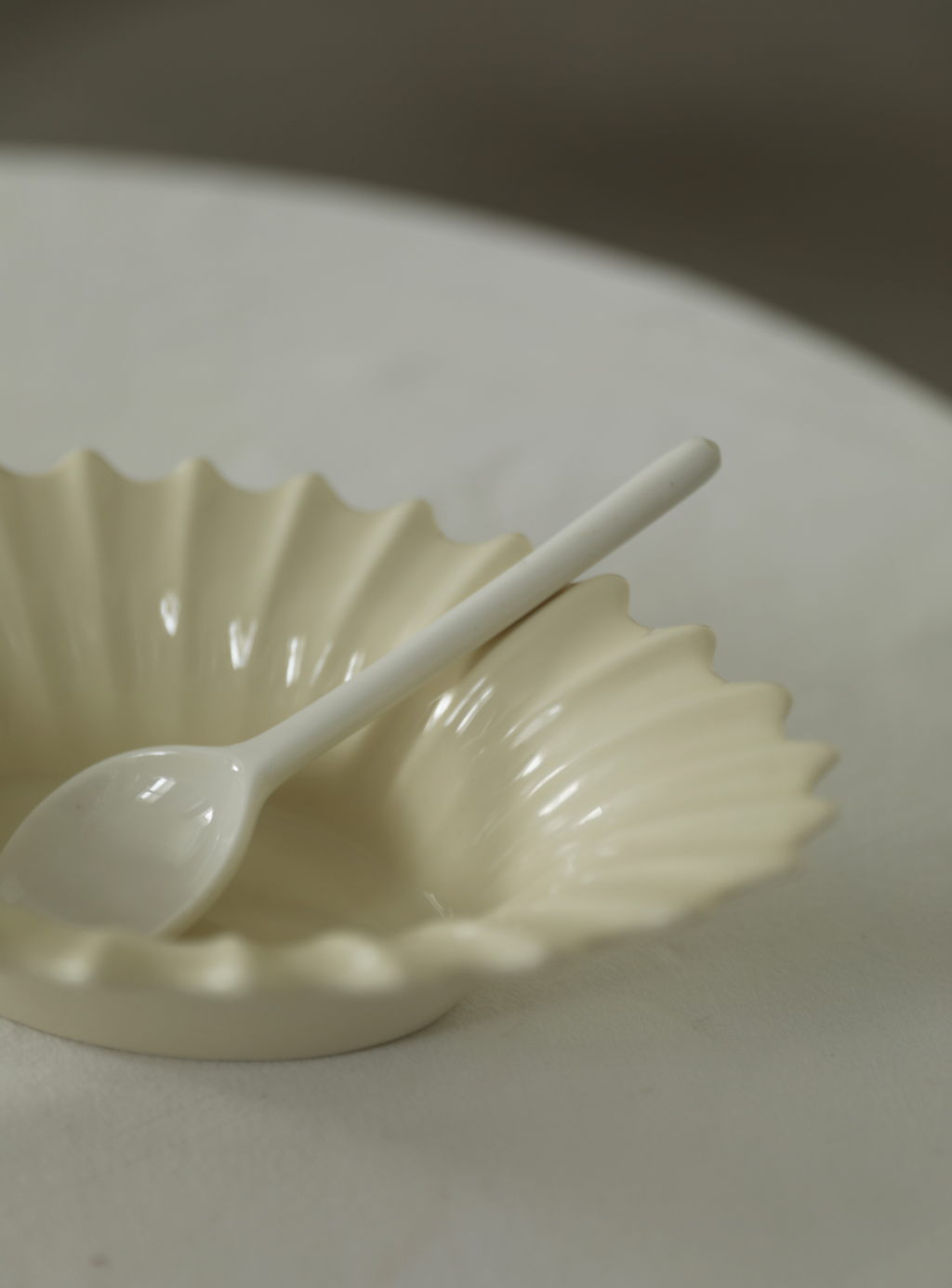 Chrysanthemum Ruffle Cream Salad Plate